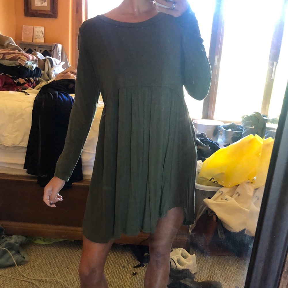 Long sleeve Olive green flowy dress!